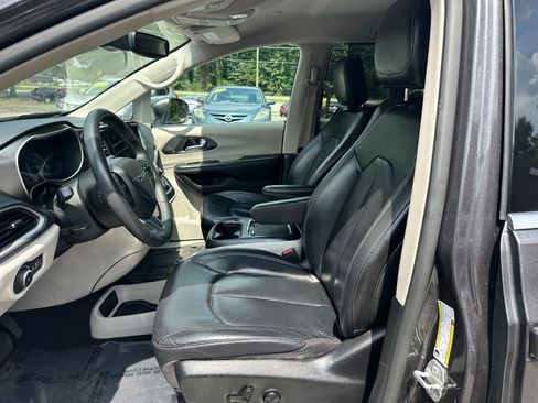 Used 2022 Chrysler Pacifica Touring-L FWD image 10
