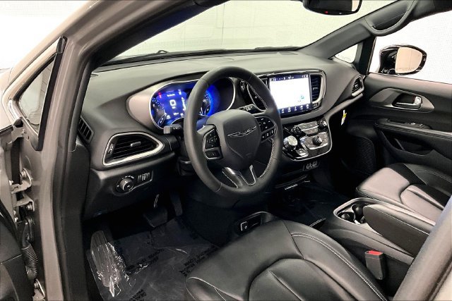 Used 2025 Chrysler Pacifica Select FWD image 16
