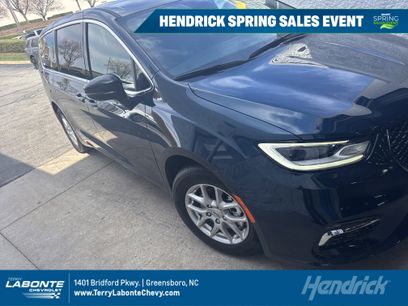 Used 2025 Chrysler Pacifica Select