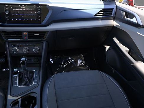 Certified 2022 Volkswagen Taos SE w/ Panoramic Sunroof Package FWD image 17