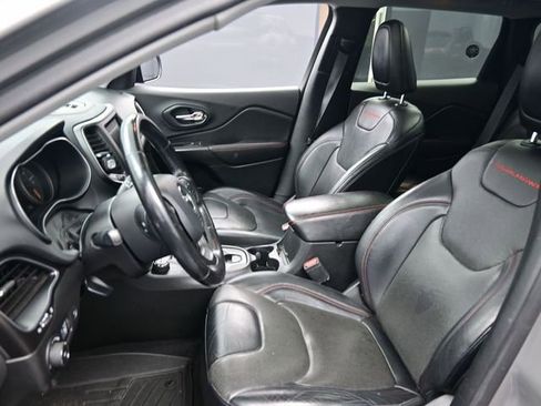 Used 2019 Jeep Cherokee Trailhawk AWD/4WD image 15