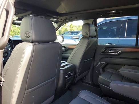 Used 2025 GMC Yukon Denali w/ Sun & Power Step Package AWD/4WD image 9