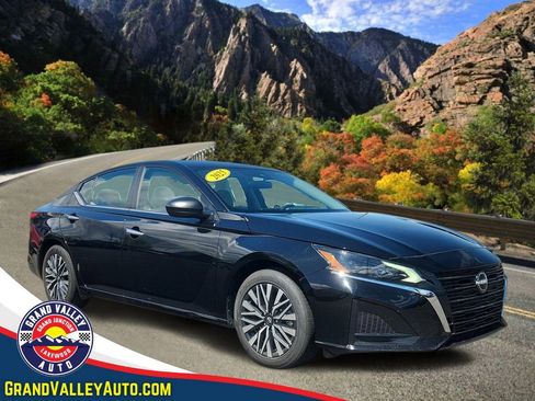 Used 2025 Nissan Altima 2.5 SV FWD image 1