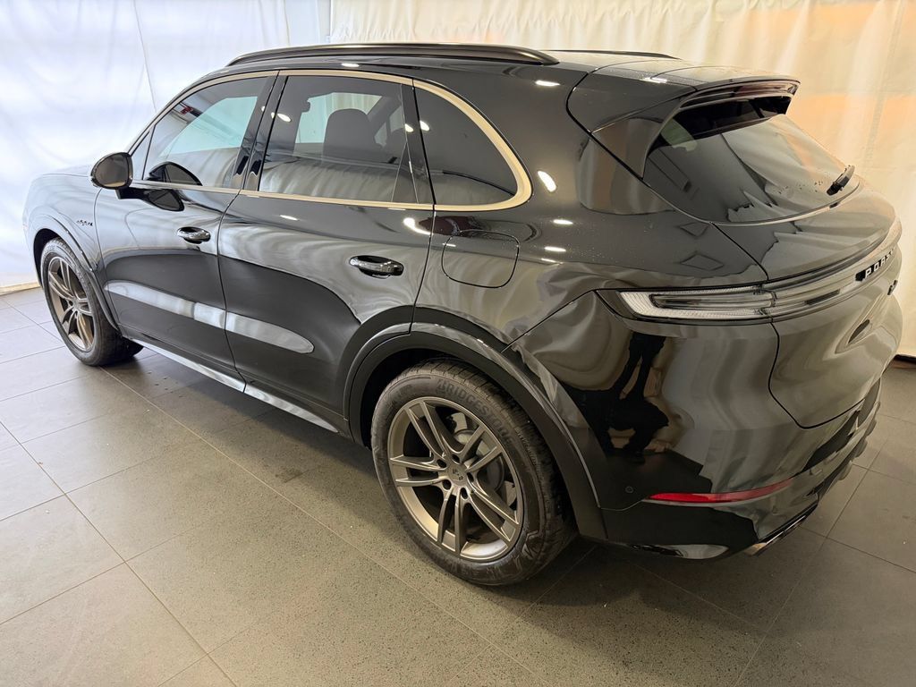 Certified 2025 Porsche Cayenne Turbo AWD/4WD image 3