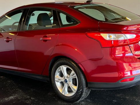 Used 2014 Ford Focus SE w/ SE Winter Package FWD image 6