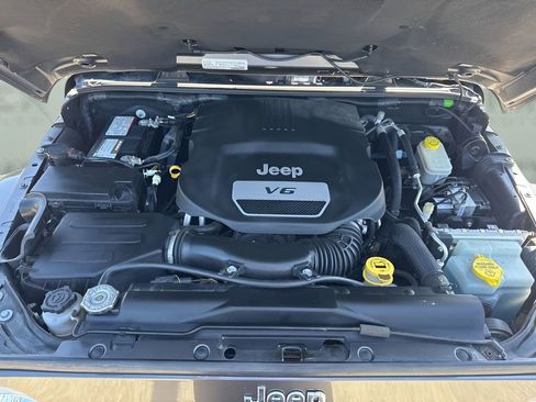Used 2017 Jeep Wrangler Unlimited Sahara w/ Connectivity Group AWD/4WD image 30