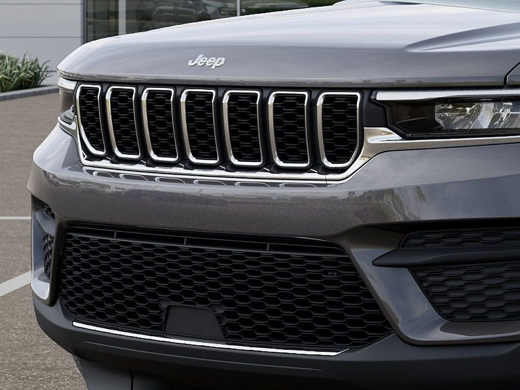 Used 2026 Jeep Grand Cherokee Laredo w/ MOPAR Finishing Package AWD/4WD image 39