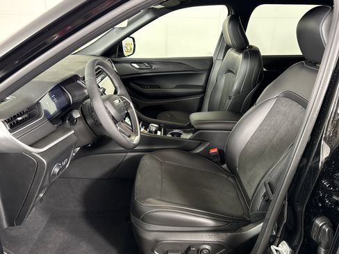 New 2025 Jeep Grand Cherokee Altitude image 9