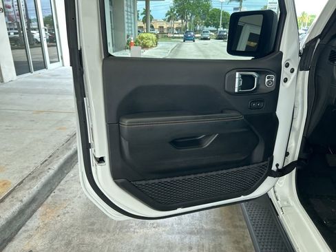 Used 2025 Jeep Wrangler Unlimited Sahara image 38