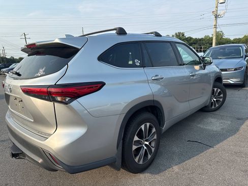 Used 2021 Toyota Highlander XLE AWD/4WD image 6