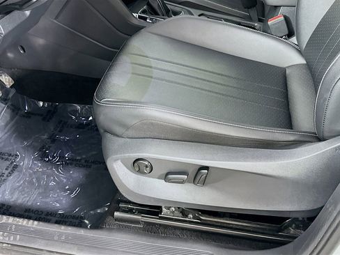 Used 2023 Volkswagen Tiguan SE w/ Panoramic Sunroof Package image 26