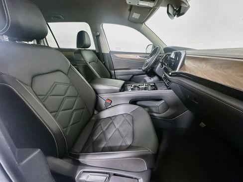 Used 2025 Volkswagen Atlas SE FWD image 32