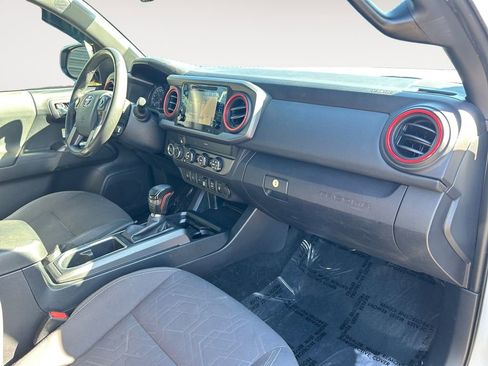 Used 2019 Toyota Tacoma TRD Off-Road w/ Technology Package AWD/4WD image 13