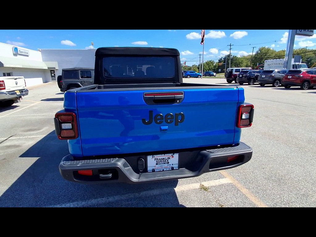 Used 2024 Jeep Gladiator Sport AWD/4WD image 7