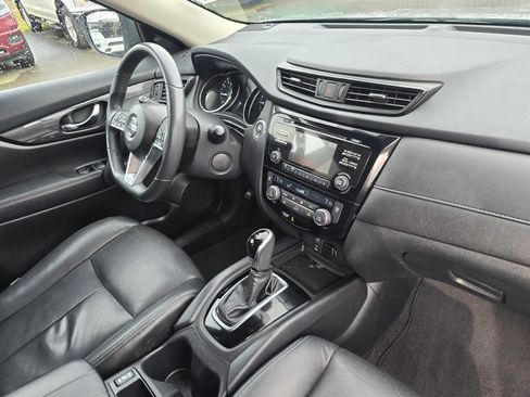 Used 2017 Nissan Rogue SV w/ SV Family Package image 33