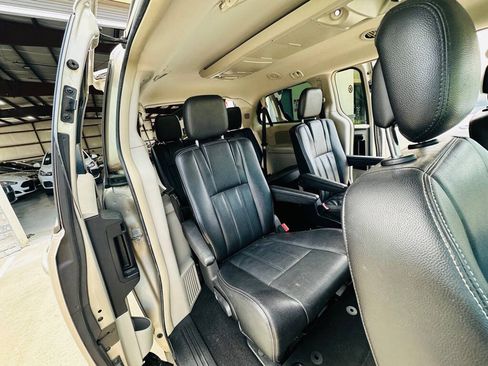 Used 2014 Chrysler Town & Country Touring FWD image 21