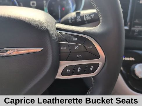 Used 2024 Chrysler Pacifica Touring-L image 8