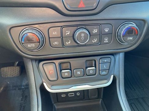 Used 2020 GMC Terrain SLE w/ Driver Convenience Package AWD/4WD image 24