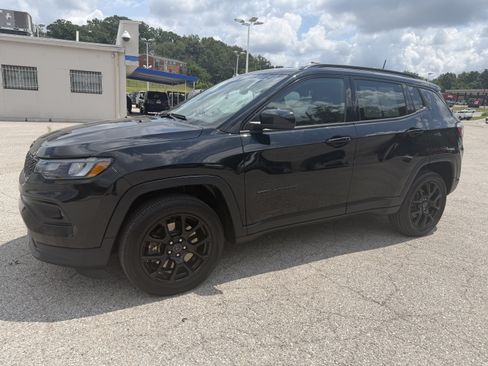 Used 2025 Jeep Compass Latitude w/ Altitude Special Edition AWD/4WD image 3
