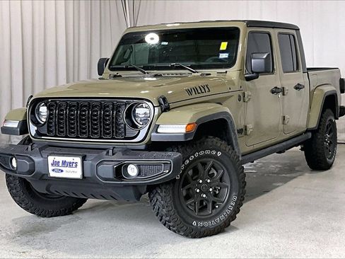 Used 2025 Jeep Gladiator Sport AWD/4WD image 2
