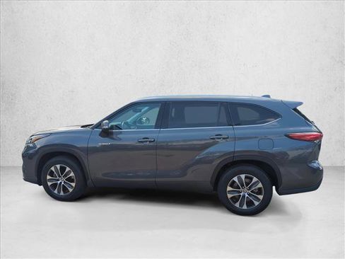 Certified 2021 Toyota Highlander XLE FWD image 8