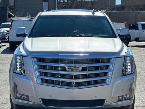 Used 2019 Cadillac Escalade ESV Luxury w/ LPO, Radiant Package AWD/4WD image 3