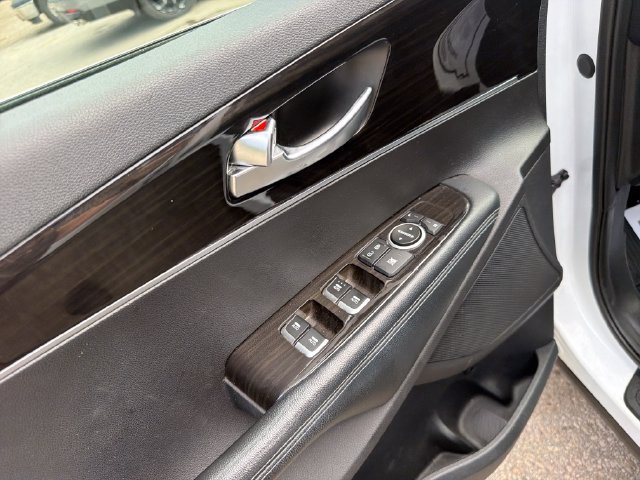 Used 2019 Kia Sorento AWD V6 image 13
