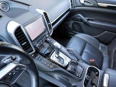 Used 2018 Porsche Cayenne Platinum Edition image 42