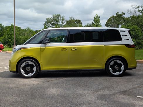 Used 2025 Volkswagen ID. Buzz Pro S Plus RWD image 6