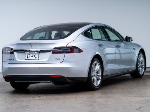 Used 2014 Tesla Model S 85 RWD image 6