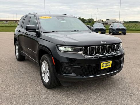 Used 2023 Jeep Grand Cherokee Laredo AWD/4WD image 3