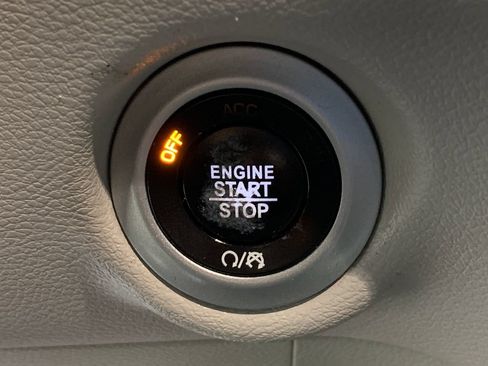 Used 2018 Chrysler Pacifica Touring-L w/ Tire & Wheel Group FWD image 19