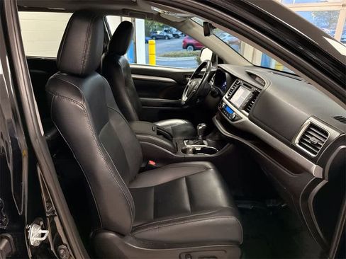 Used 2019 Toyota Highlander XLE image 24