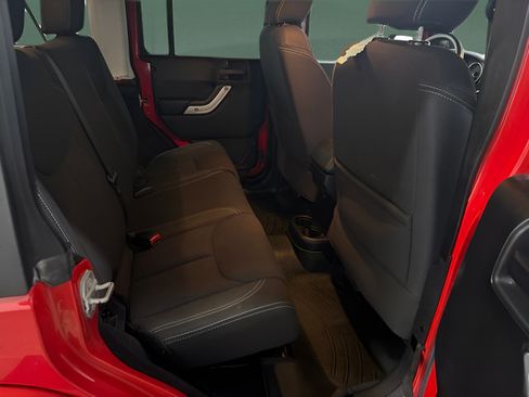 Used 2014 Jeep Wrangler Unlimited Sahara w/ Connectivity Group AWD/4WD image 14