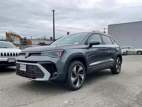 New 2026 Volkswagen Taos SE image 4