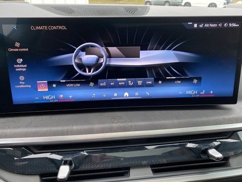 Used 2026 BMW X7 xDrive40i w/ Premium Package image 16