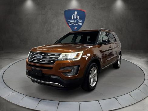 Used 2017 Ford Explorer XLT image 1