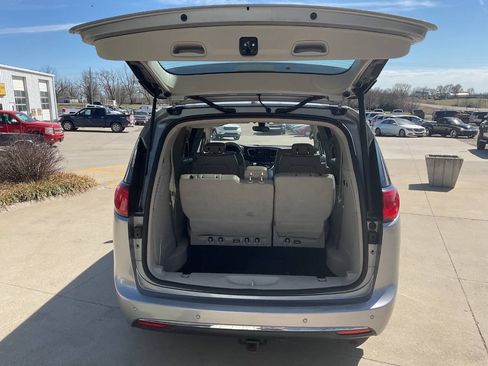 Used 2020 Chrysler Pacifica Limited FWD image 11