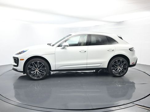 Certified 2025 Porsche Macan AWD/4WD image 2