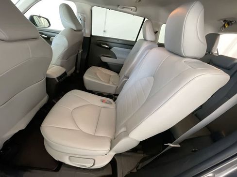 Used 2020 Toyota Highlander XLE image 23