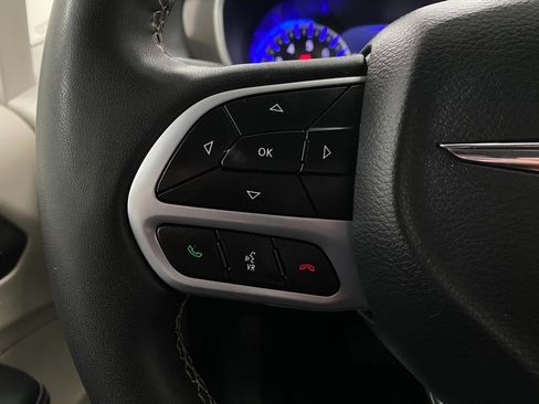 Used 2024 Chrysler Pacifica Touring-L image 16