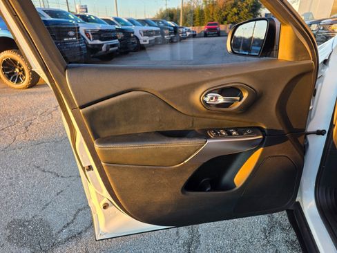 Used 2020 Jeep Cherokee Latitude Plus w/ Cold Weather Group image 23