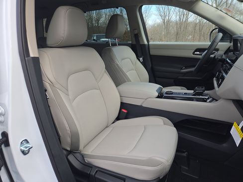 New 2026 Nissan Pathfinder SL image 12