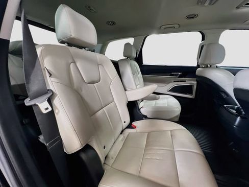 Certified 2023 Kia Telluride EX w/ EX Captain's Chair Package FWD image 30