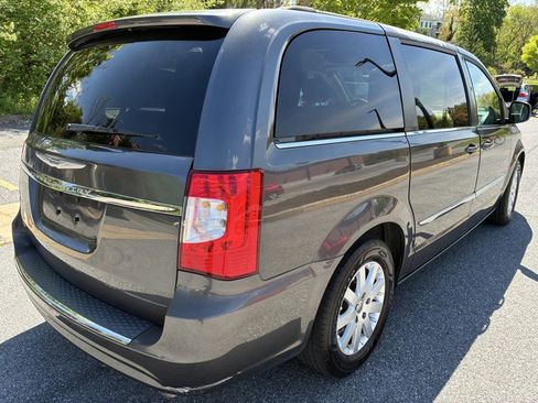 Used 2016 Chrysler Town & Country Touring FWD image 5