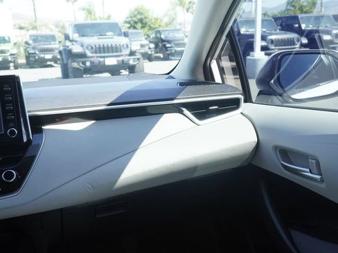 Used 2020 Toyota Corolla LE w/ Carpet Mat Package (TMS) FWD image 30