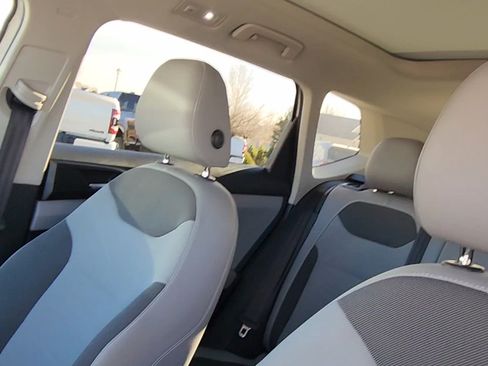 Used 2022 Volkswagen Taos SE w/ Panoramic Sunroof Package image 21