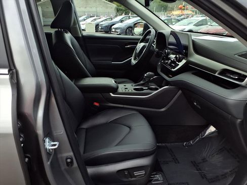 Certified 2025 Toyota Highlander XLE image 25