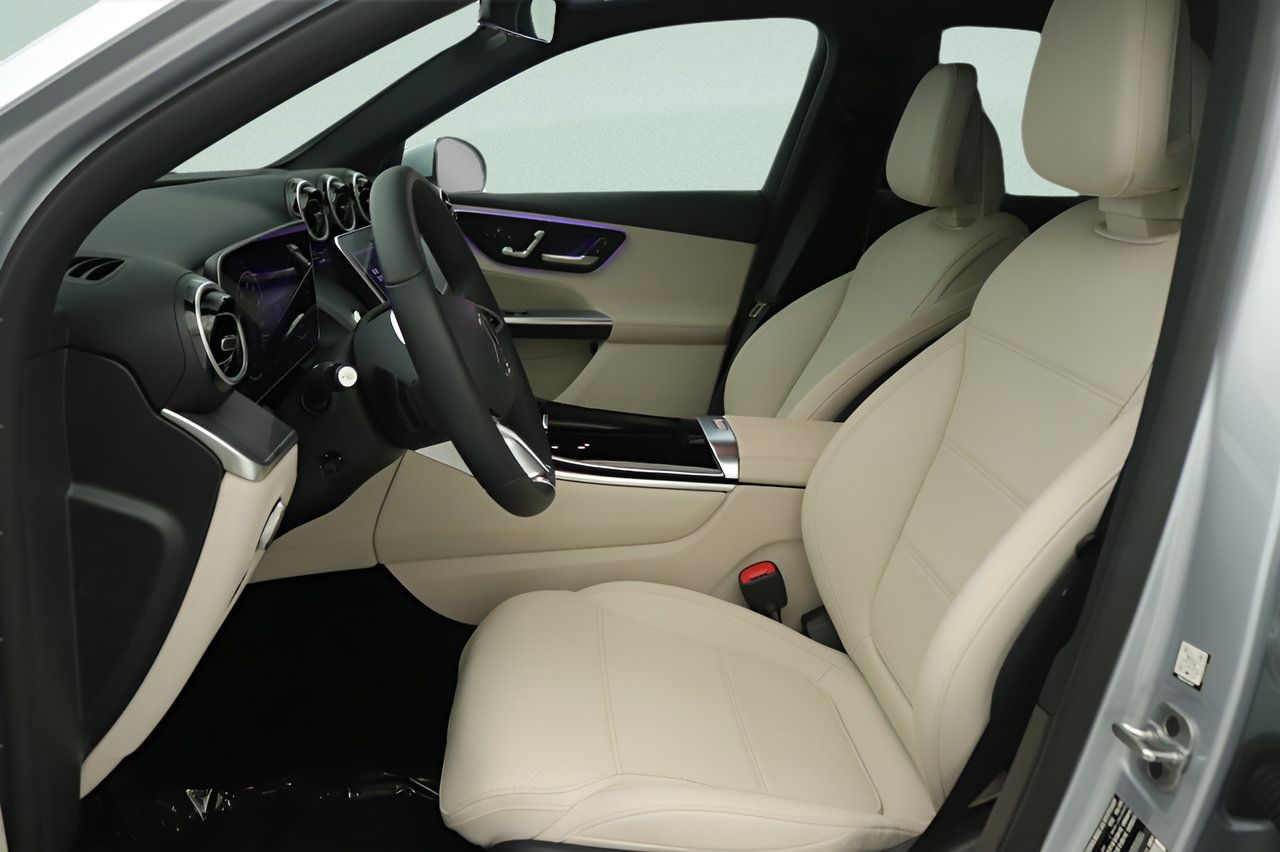 Used 2025 Mercedes-Benz GLC 350e 4MATIC image 30