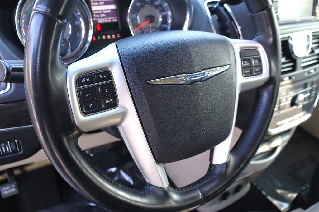 Used 2016 Chrysler Town & Country Touring FWD image 41